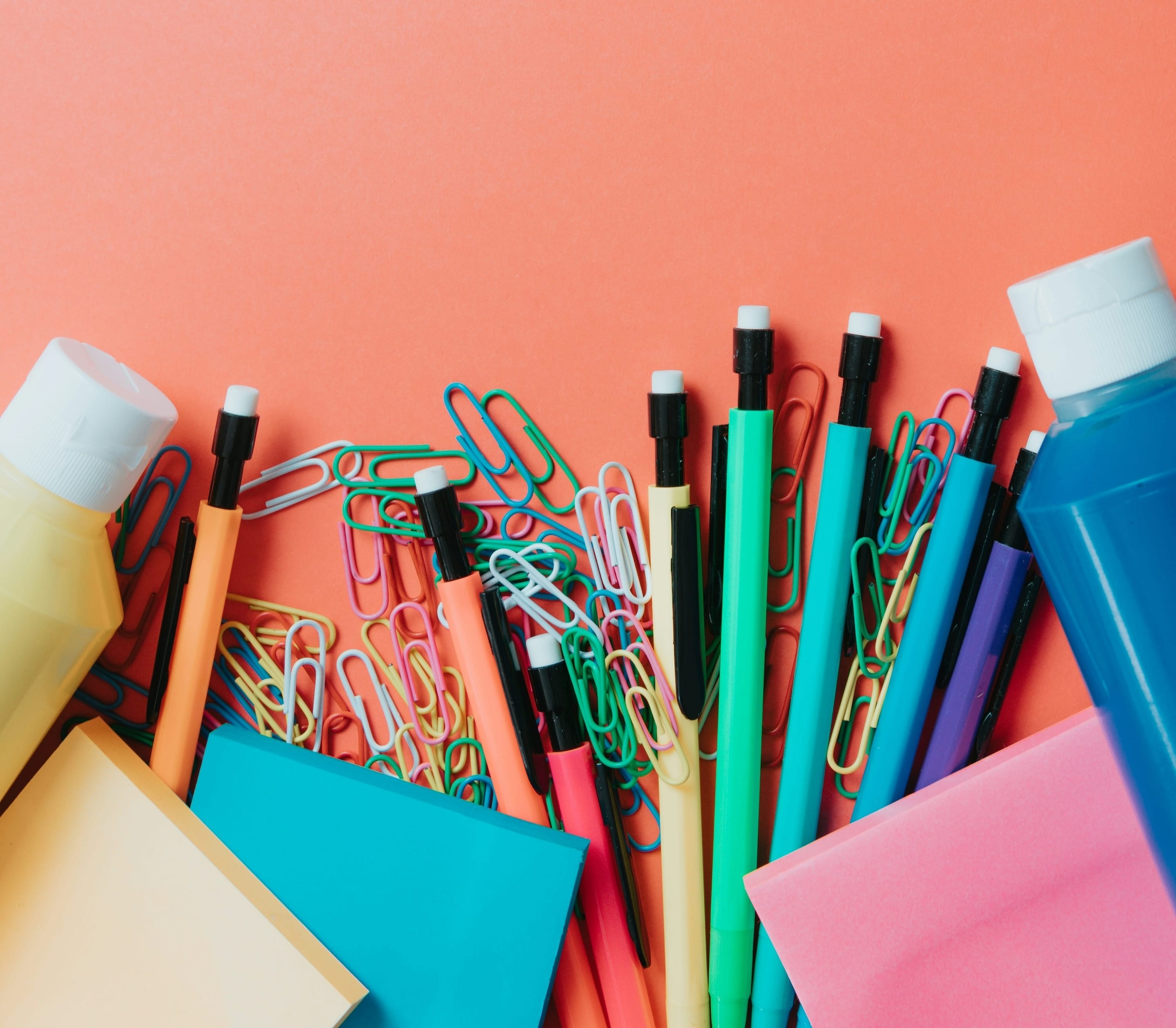 Een aantal Schoolbenodigdheden op een fel oranje achtergrond