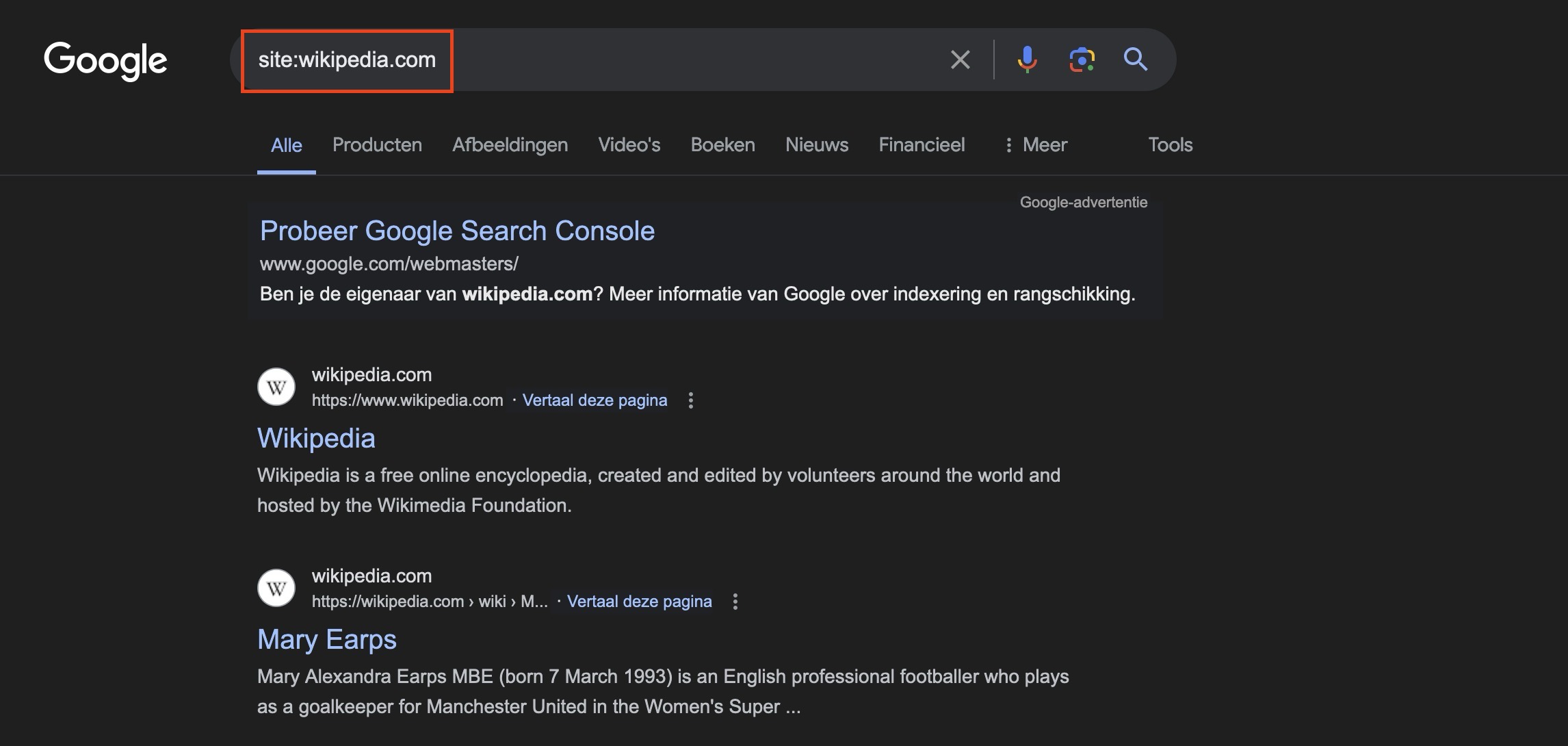 Een screenshot van Google.com met de techniek om te zoeken naar een specifieke website