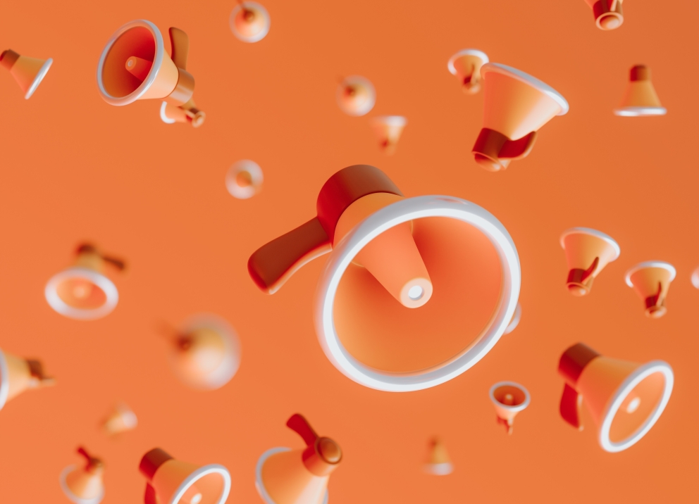 Meerdere oranje megafoons verspreid in 3D op een oranje achtergrond, symboliserend communicatie en oproepen tot actie