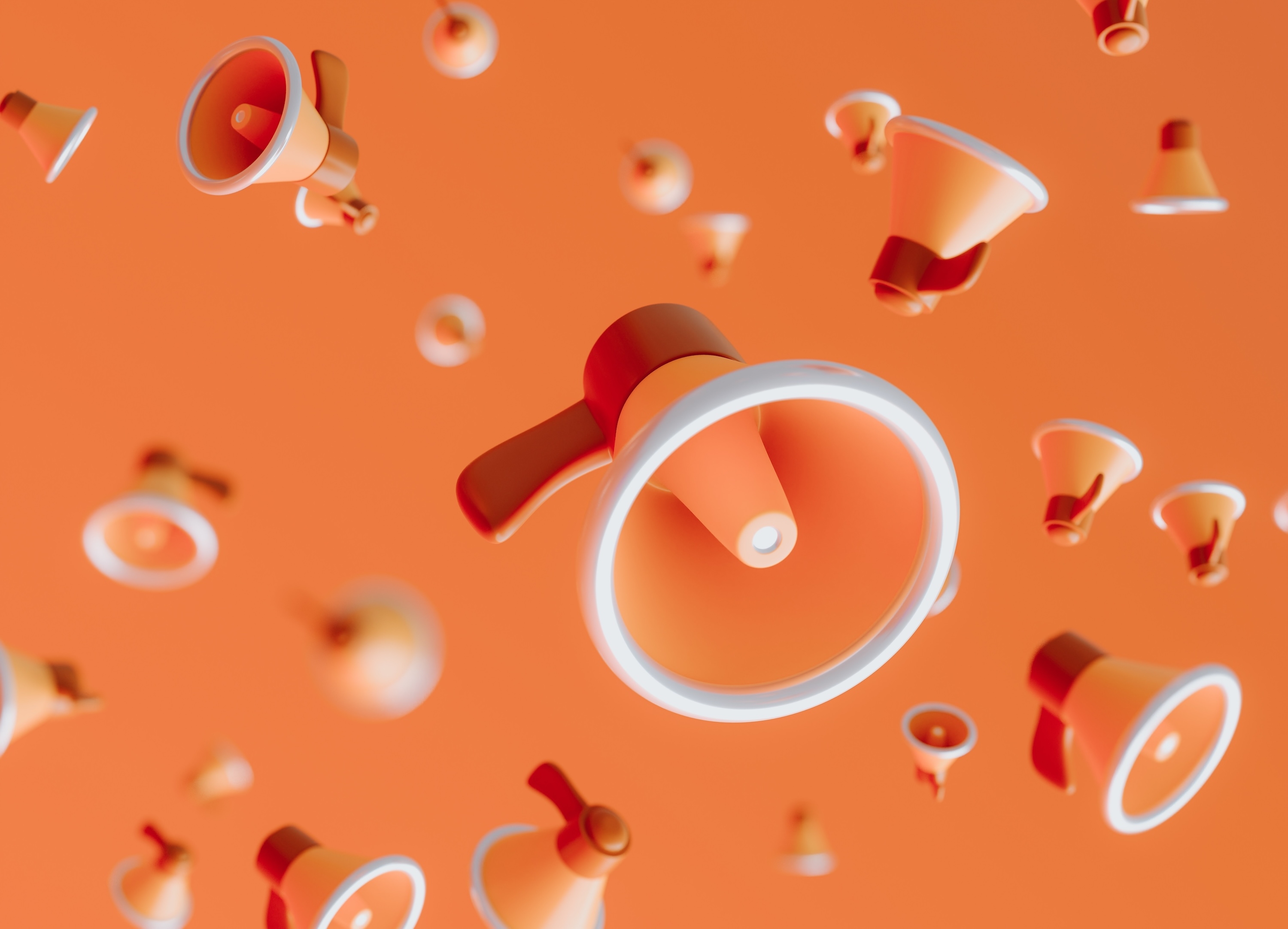 Meerdere oranje megafoons verspreid in 3D op een oranje achtergrond, symboliserend communicatie en oproepen tot actie