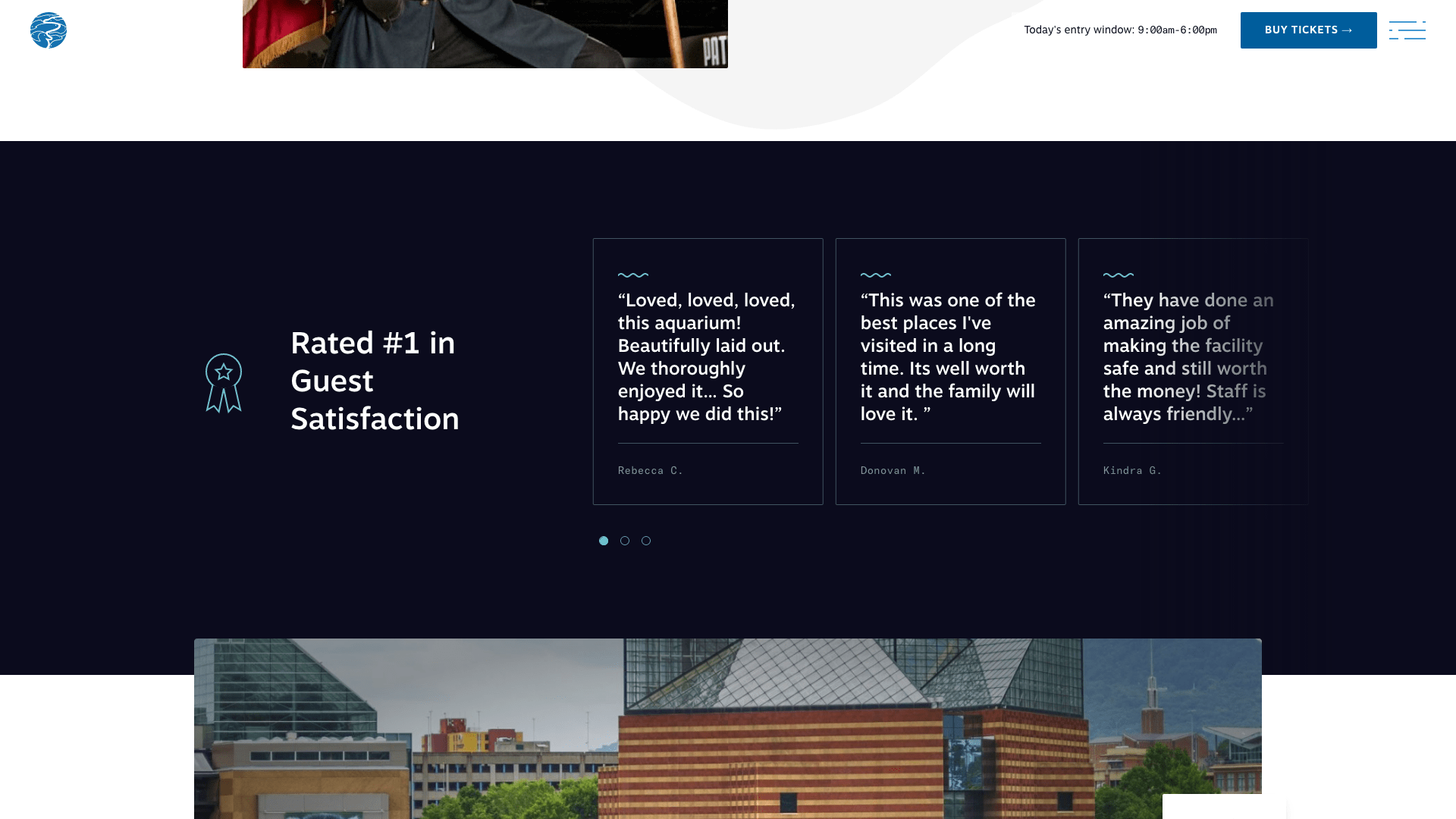 Screenshot van de 'plan een bezoek' pagina van het Tennessee Aquarium onderschrift: Het Tennessee Aquarium gebruikt getuigenissen om te benadrukken hoe tevreden hun bezoekers zijn. Bron: tnaqua.org