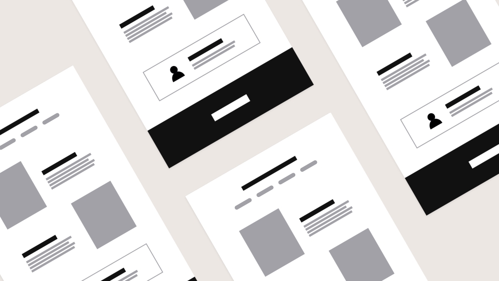 Abstracte wireframes van meerdere webpagina layouts diagonaal geplaatst op een beige achtergrond