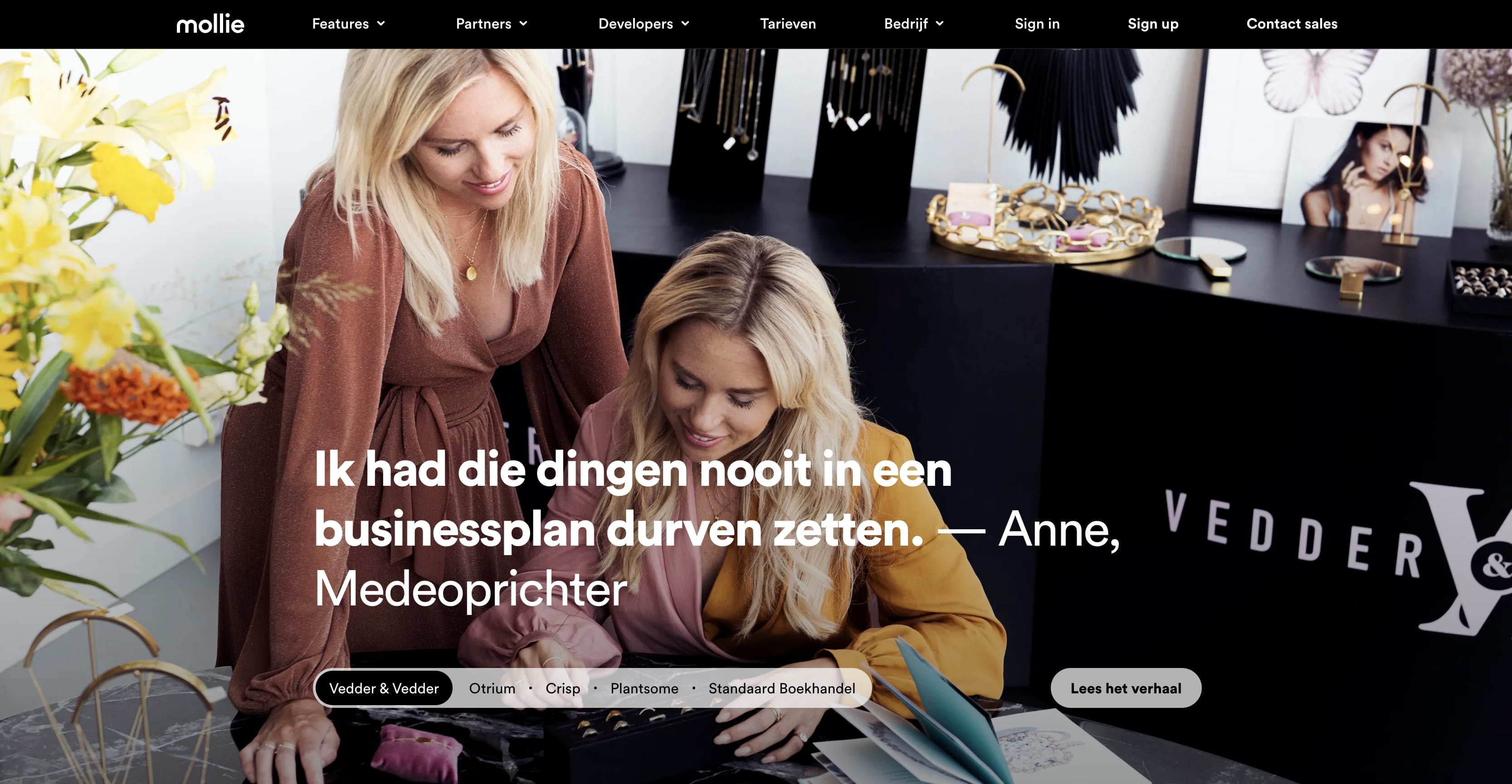 Twee vrouwen die aan een bureau zitten en documenten lezen bijschrift: Een voorbeeld van social proof in de vorm van case studies - mollie.com