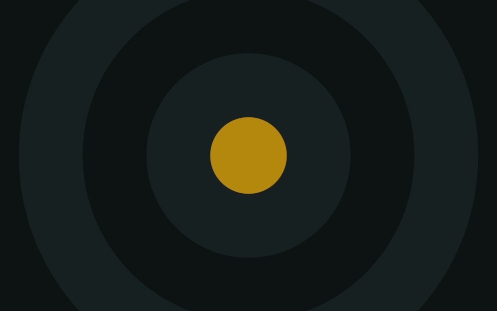 Een abstracte compositie met een goudgele cirkel in het midden omringd door concentrische ringen op een donkere achtergrond