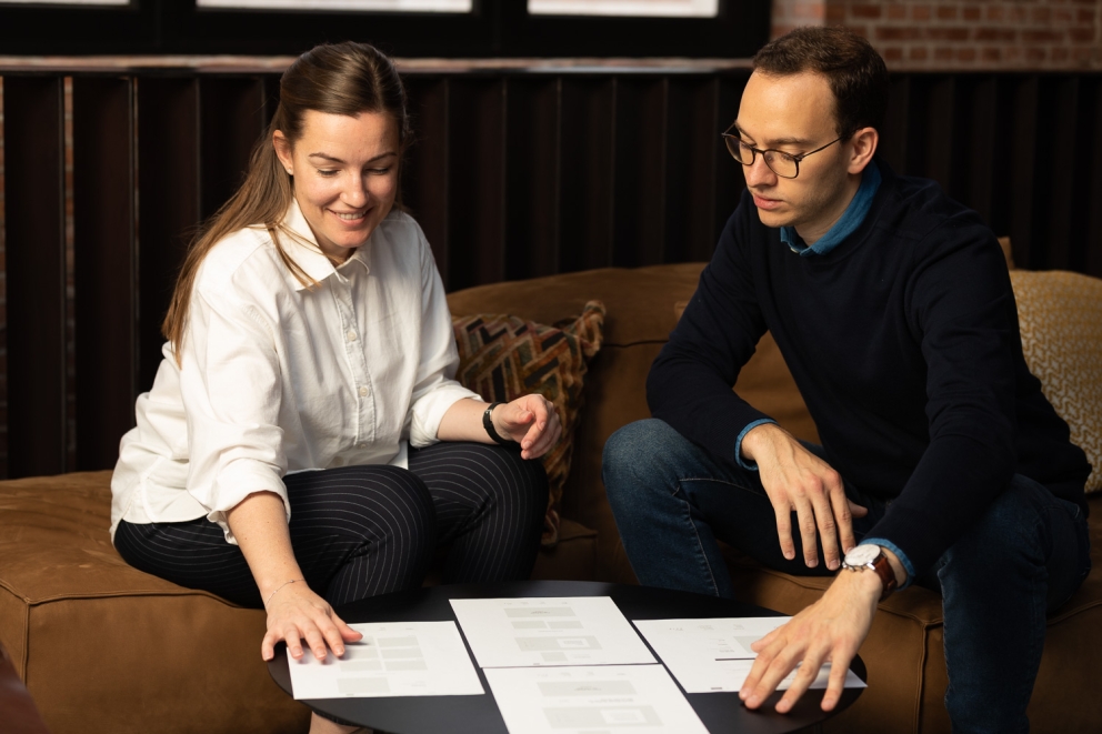 Maarten, oprichter van webdesignstudio Heave in Antwerpen, die een overleg heeft met een collega over Wireframes.