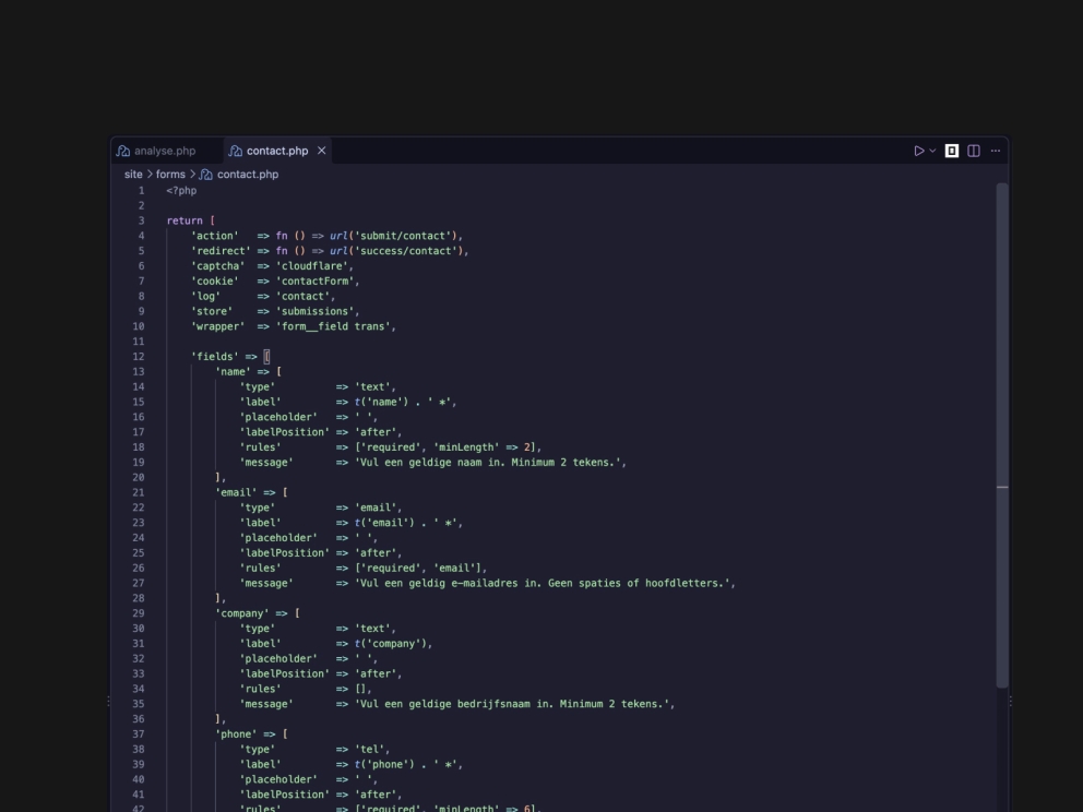 PHP-code van een contactformulier in een code editor, als deel van de ontwikkelfase van het webdesign proces.